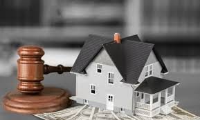 محامٍ يشرح إجراءات تقسيم عقار موروث بالرياض أمام خريطة المدينة مع رموز ناجز وكتابات العدل والتقييم العقاري