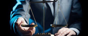 أدوار محامي الدفاع عبر المراحل: استدلال → تحقيق → مرافعة → حكم → استئناف، مع أيقونات لقرينة البراءة وسلسلة الحيازة وطلبات الخبرة.