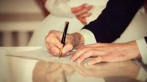 موثق يعقد قران زوجين أجنبيين داخل مكتب توثيق في الرياض